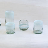 Vaso bajo de vidrio soplado transparente con blanco difuminado