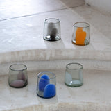 Vaso de vidrio soplado transparente con mancha naranja colección brochazo