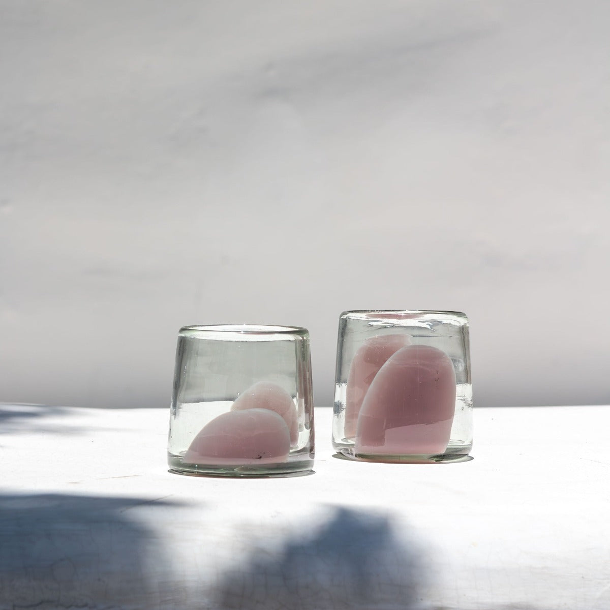 Vaso de vidrio soplado transparente con mancha amatista colección brochazo