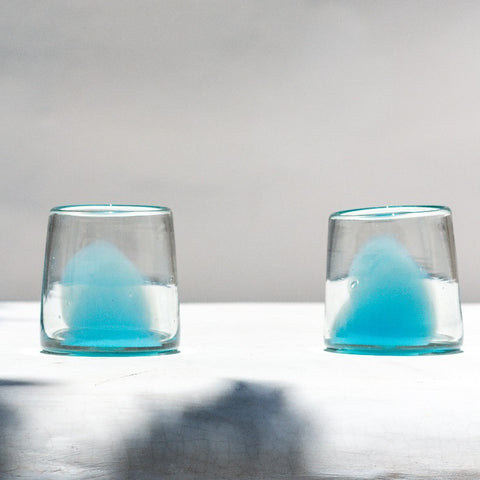 Vaso de vidrio soplado transparente con mancha turquesa colección brochazo