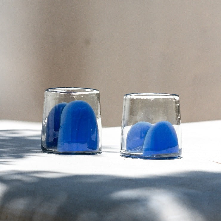 Vaso de vidrio soplado transparente con mancha azul cobalto colección brochazo