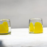Vaso de vidrio soplado transparente con mancha amarilla  colección brochazo