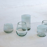 Vaso wolis chico en vidrio soplado transparente con blanco difuminado