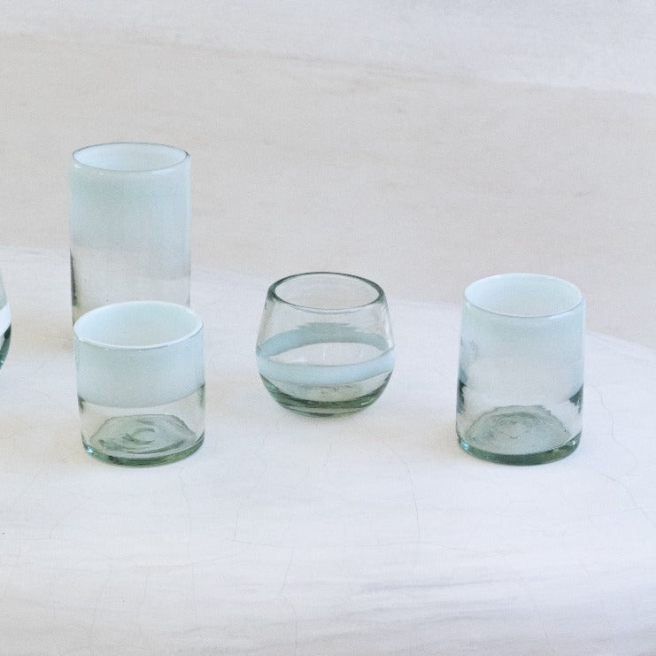 Vaso bajo de vidrio soplado transparente con blanco difuminado