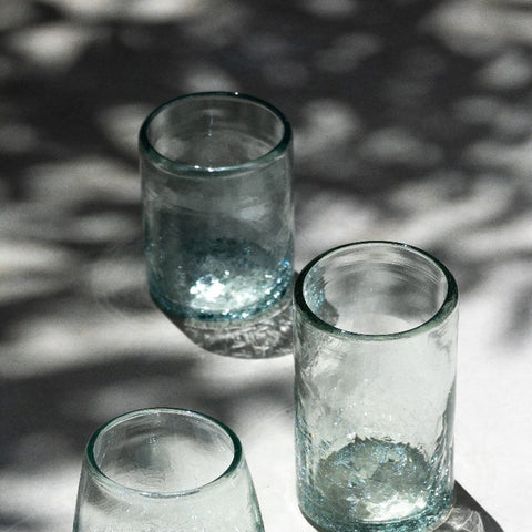Vasos bajo de vidrio soplado transparente con base craquelada