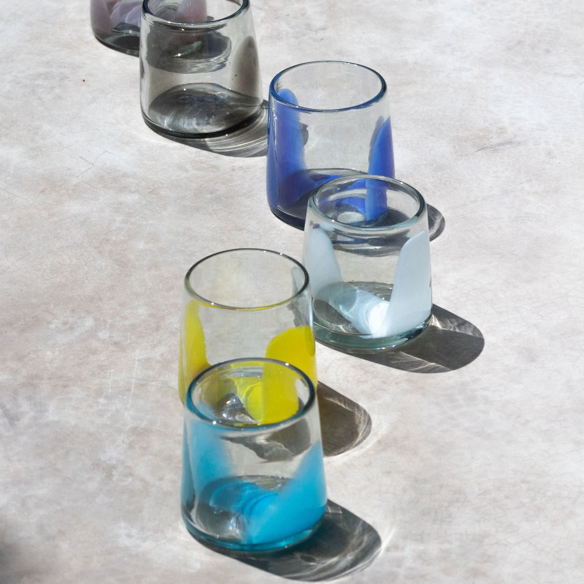 Vaso de vidrio soplado transparente con mancha blanca colección brochazo