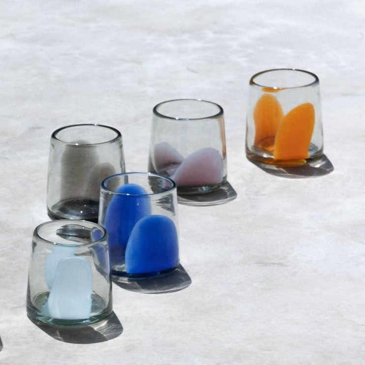 Vaso de vidrio soplado transparente con mancha amatista colección brochazo