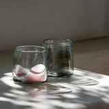 Vaso de vidrio soplado transparente con mancha humo colección brochazo