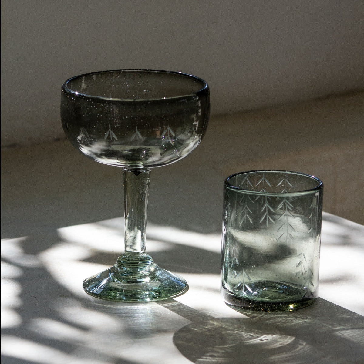 Copa humo y vaso chico transparente de vidrio mexicano reciclado cortado espigas