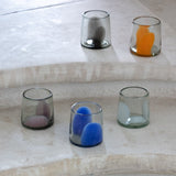 Vaso de vidrio soplado óptico transparente con mancha azul cobalto colección brochazo