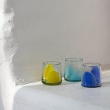 Vaso de vidrio soplado transparente con mancha turquesa colección brochazo