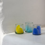 Vaso de vidrio soplado transparente con mancha azul cobalto colección brochazo