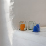 Vaso de vidrio soplado transparente con mancha naranja colección brochazo