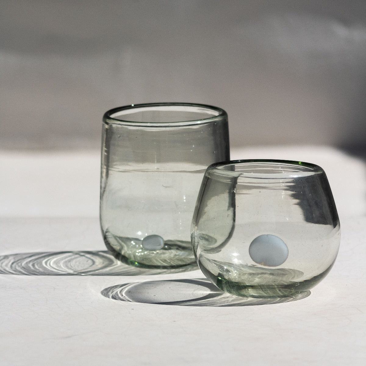 Vaso de vidrio soplado colección KIIN short wolis transparente con mancha blanca