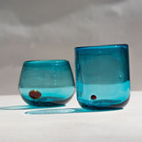 Vaso de vidrio soplado colección KIIN double old fashioned tuquesa con punto rojo