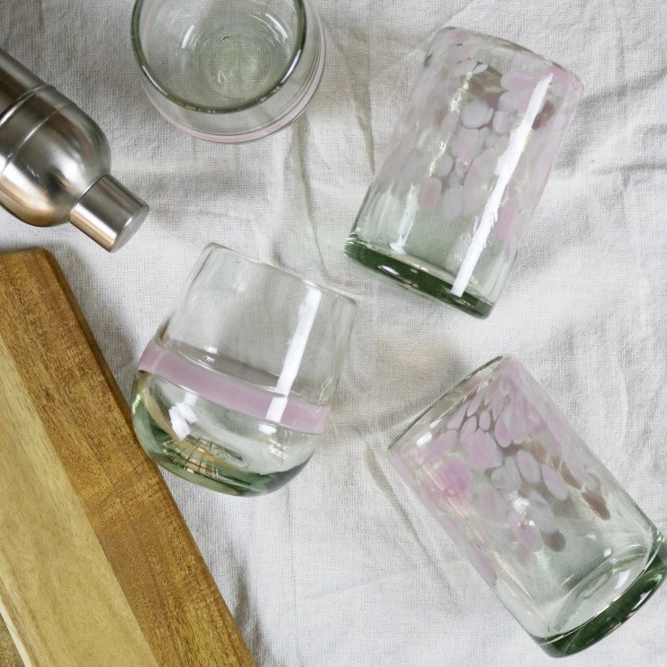 Vasos alto de vidrio soplado borde con pintas rosas y base transparente