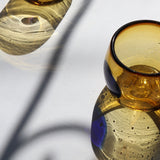 Vaso de vidrio soplado colección KIIN short wolis color ámbar con mancha cobalto