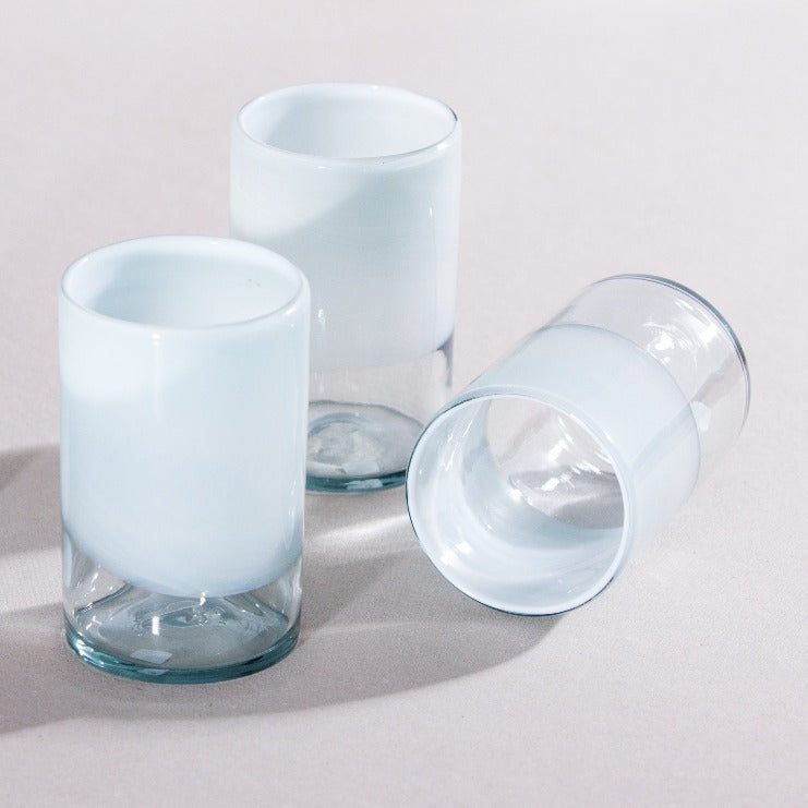Vasos altos de vidrio soplado transparente con blanco difuminado